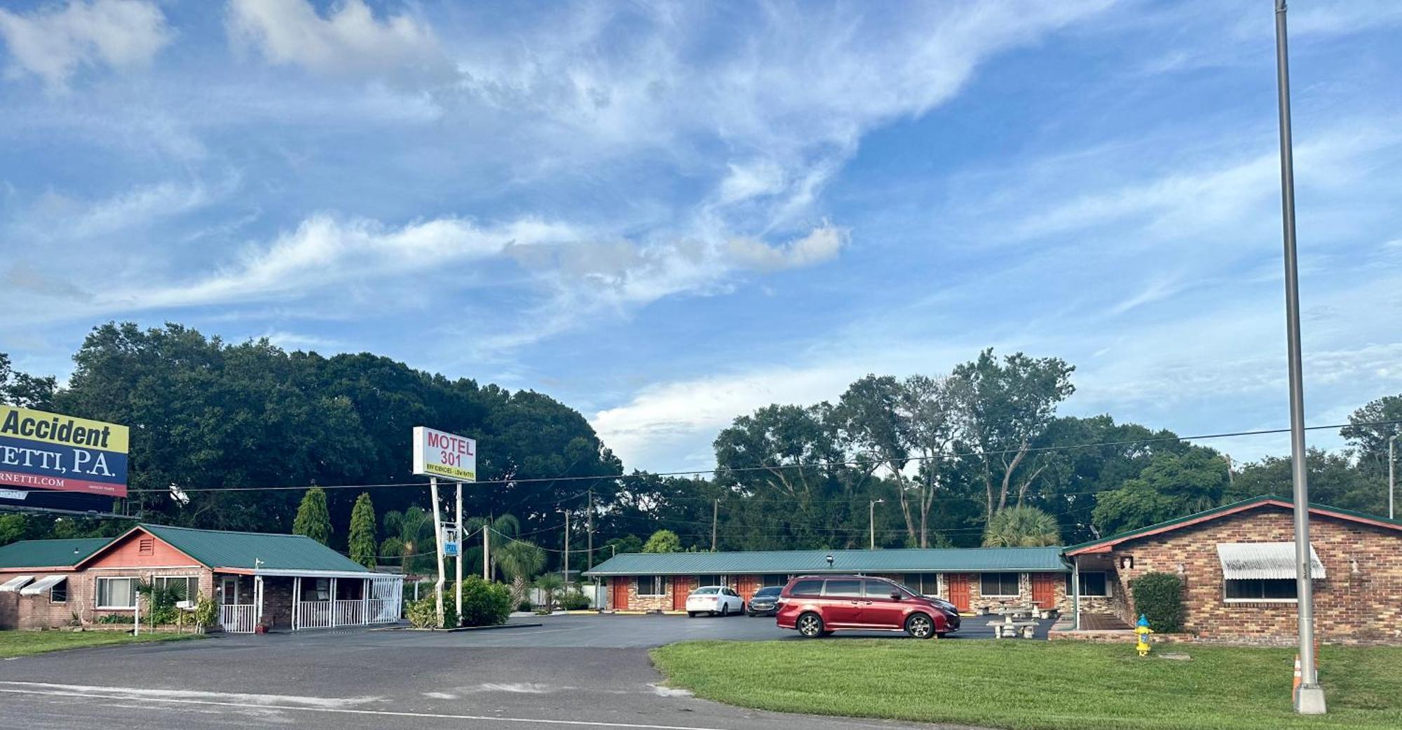Motel 301 Orient Park Exterior photo